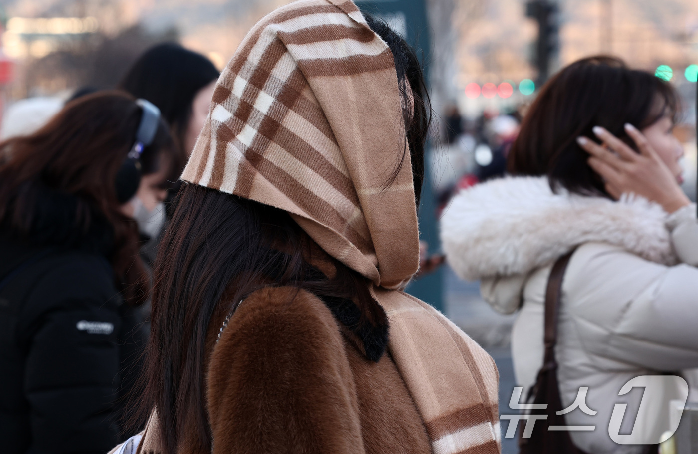 (서울=뉴스1) 최지환 기자 = 연일 한파가 이어지는 23일 오전 서울 종로구 세종대로사거리에서 두터운 옷차림을 한 시민들이 발걸음을 서두르고 있다. 2026.1.23/뉴스1