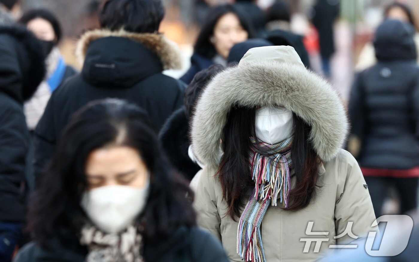 본문 이미지 - 연일 한파가 이어지는 23일 오전 서울 종로구 세종대로사거리에서 두터운 옷차림을 한 시민들이 발걸음을 서두르고 있다. 2026.1.23/뉴스1 ⓒ News1 최지환 기자