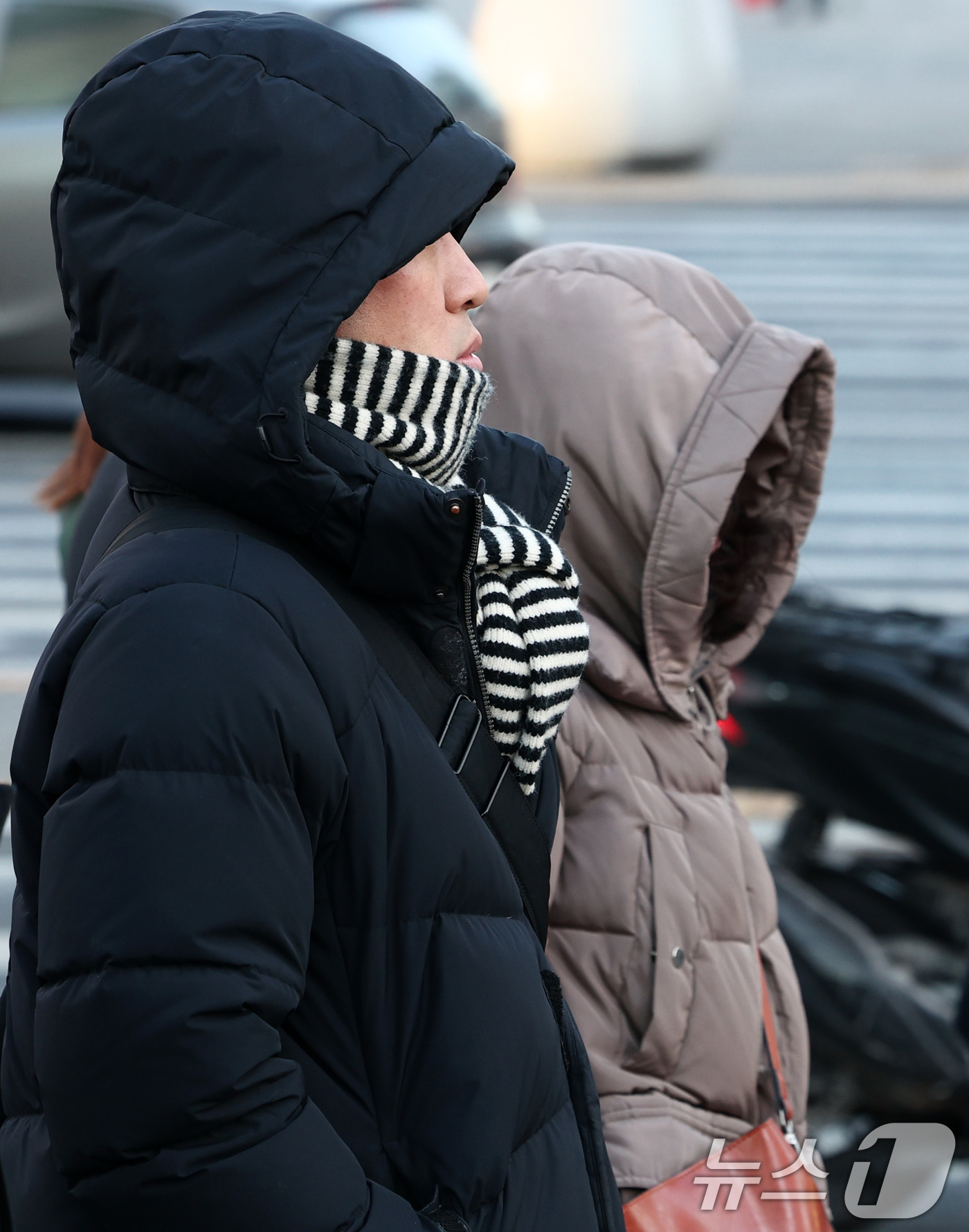 (서울=뉴스1) 최지환 기자 = 연일 한파가 이어지는 23일 오전 서울 종로구 세종대로사거리에서 두터운 옷차림을 한 시민들이 발걸음을 서두르고 있다. 2026.1.23/뉴스1