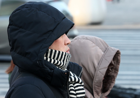 계속되는 한파에 중무장한 시민들