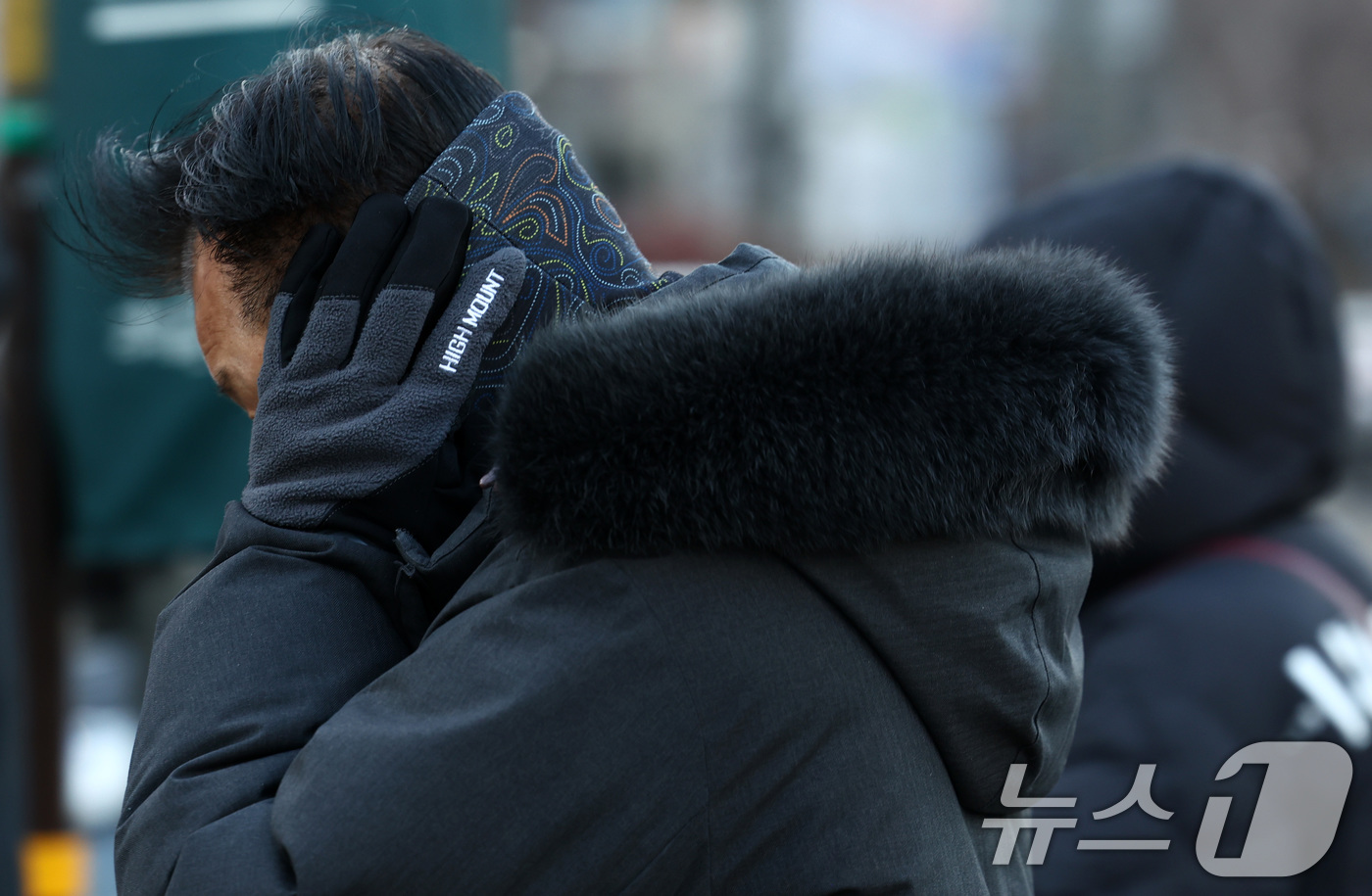 (서울=뉴스1) 최지환 기자 = 연일 한파가 이어지는 23일 오전 서울 종로구 세종대로사거리에서 두터운 옷차림을 한 시민들이 발걸음을 서두르고 있다. 2026.1.23/뉴스1