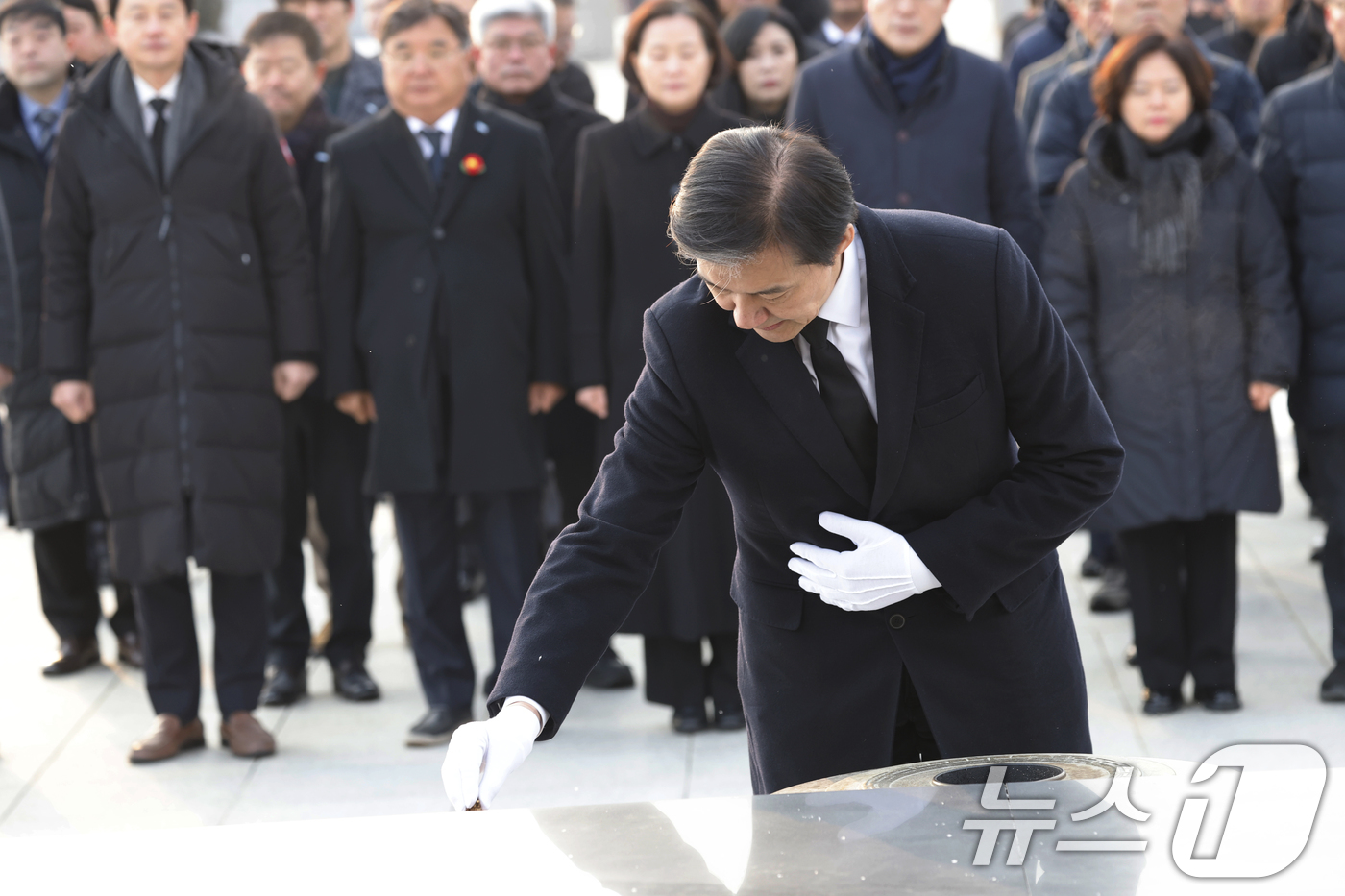 (광주=뉴스1) 김태성 기자 = 조국 조국혁신당 대표가 23일 광주 국립5.18민주묘역을 찾아 헌화 분향하고 있다. 2026.1.23/뉴스1