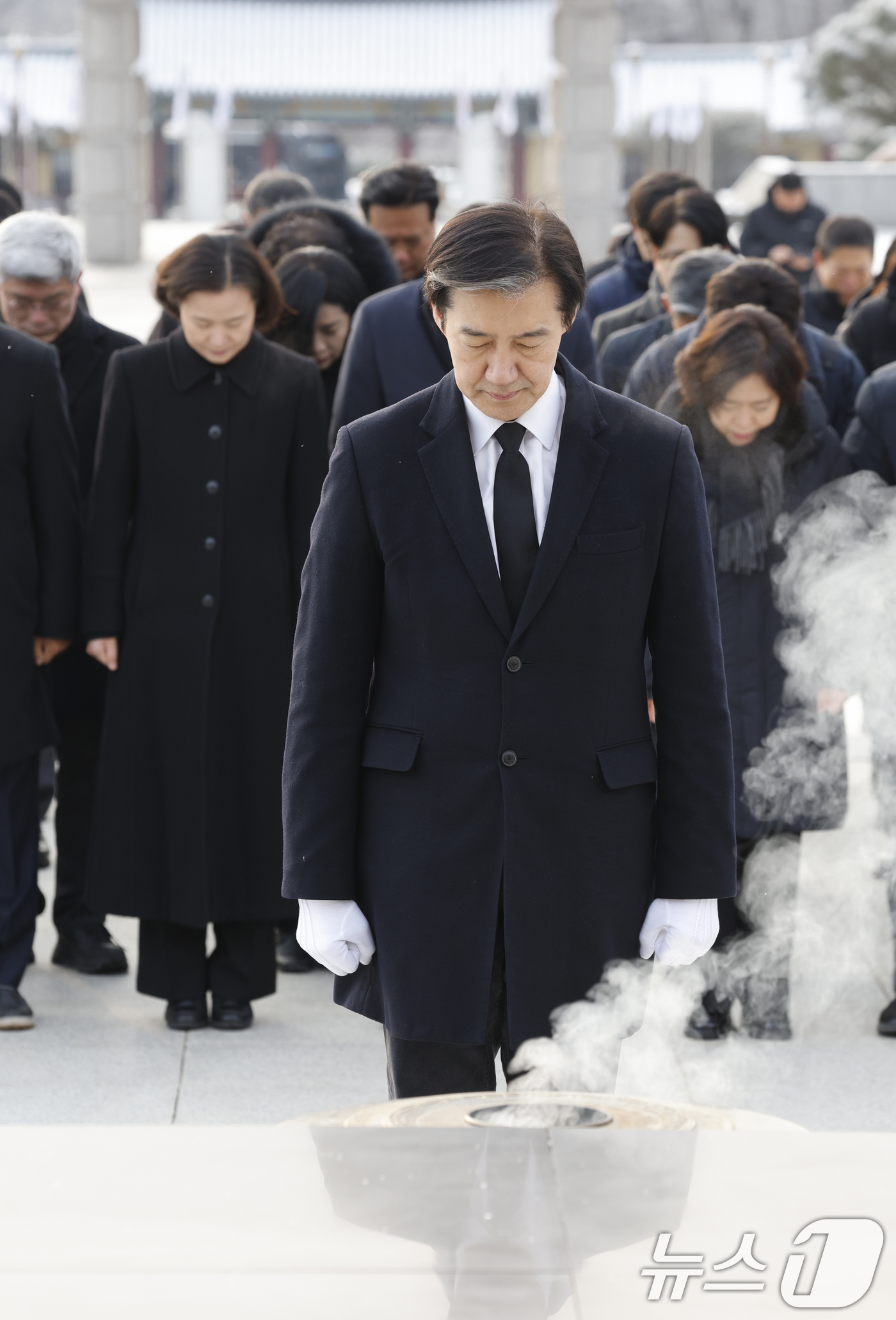 (광주=뉴스1) 김태성 기자 = 조국 조국혁신당 대표가 23일 광주 국립5.18민주묘역을 찾아 참배하고 있다. 2026.1.23/뉴스1