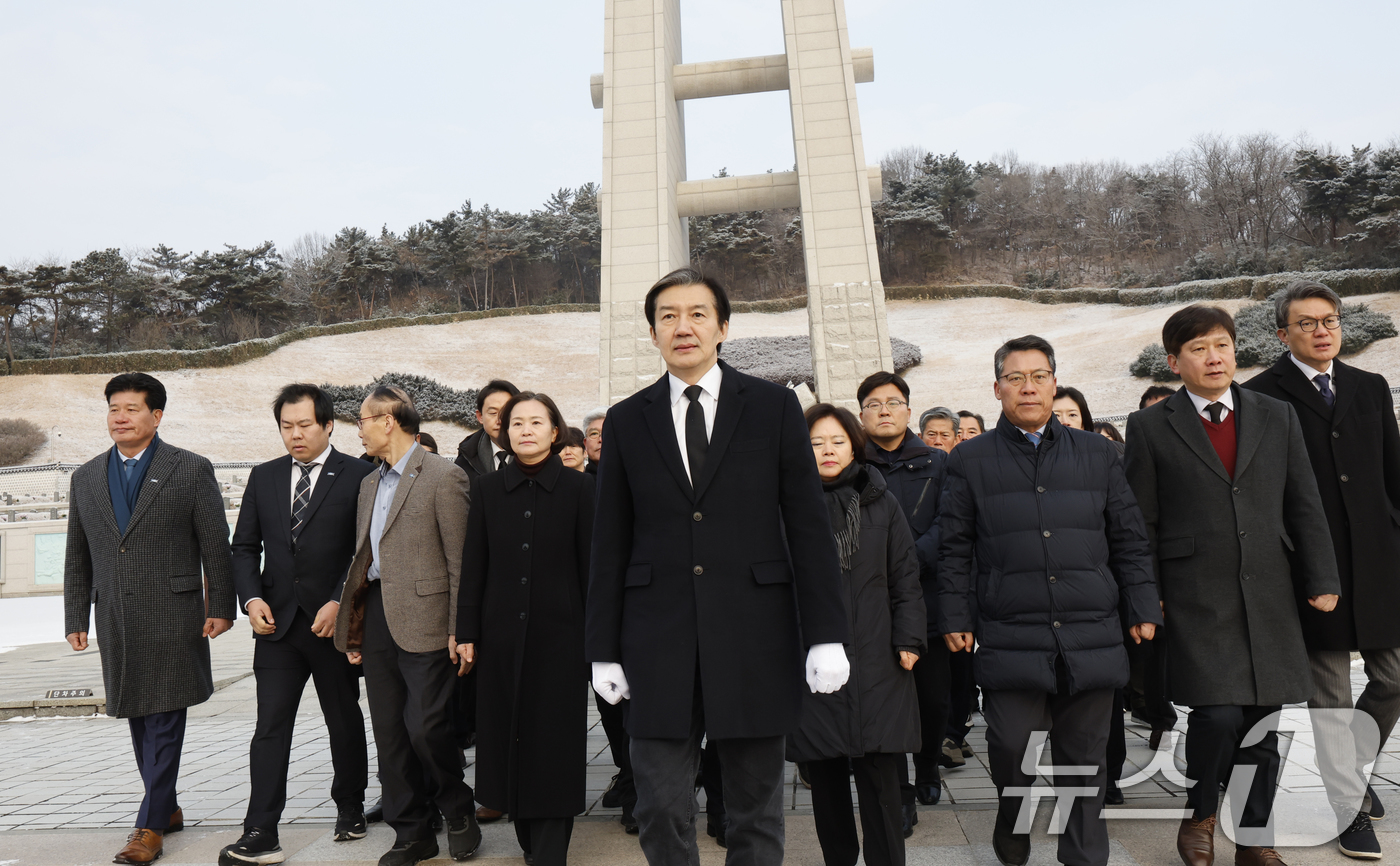 (광주=뉴스1) 김태성 기자 = 조국 조국혁신당 대표가 23일 광주 국립5.18민주묘역을 찾아 참배한후 걸어나오고 있다. 2026.1.23/뉴스1