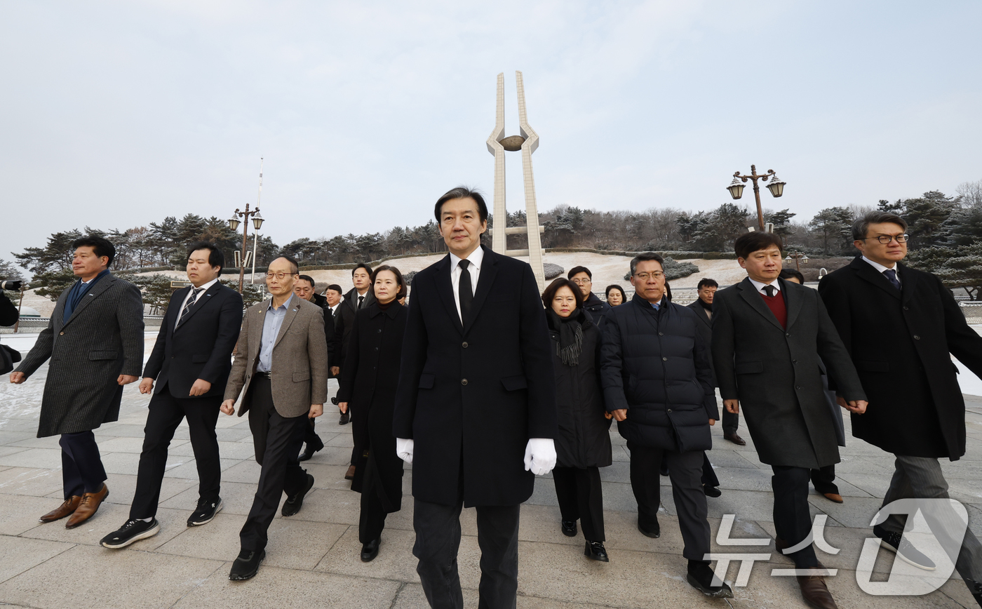 (광주=뉴스1) 김태성 기자 = 조국 조국혁신당 대표가 23일 광주 국립5.18민주묘역을 찾아 참배한후 걸어나오고 있다. 2026.1.23/뉴스1