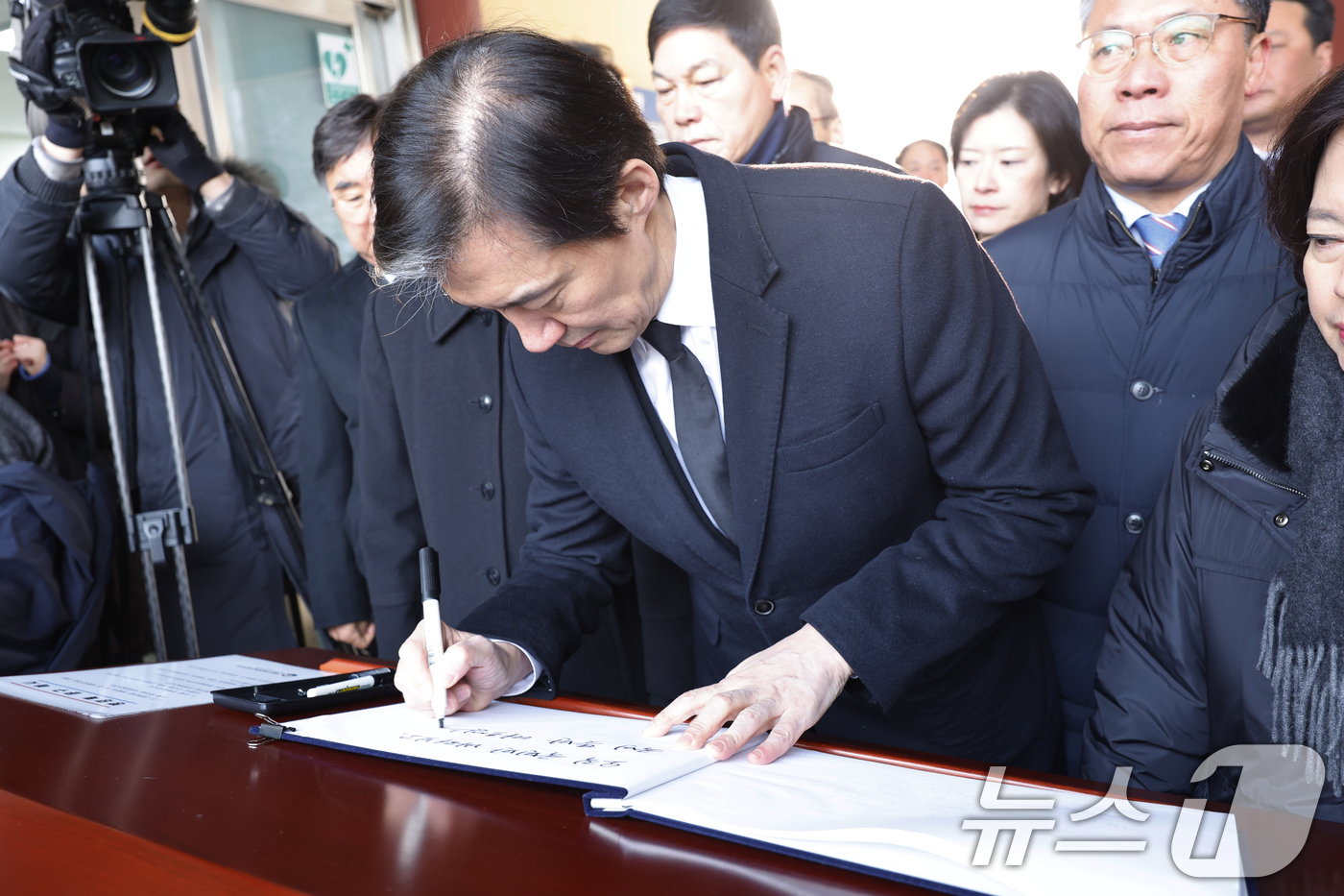 (광주=뉴스1) 김태성 기자 = 조국 조국혁신당 대표가 23일 광주 국립5.18민주묘역을 찾아 방명록을 쓰고 있다. 2026.1.23/뉴스1