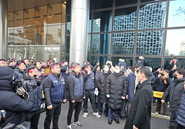 장민영 기업은행장, 노조에 막힌 첫 출근…"노사 협심해 해결하겠다"