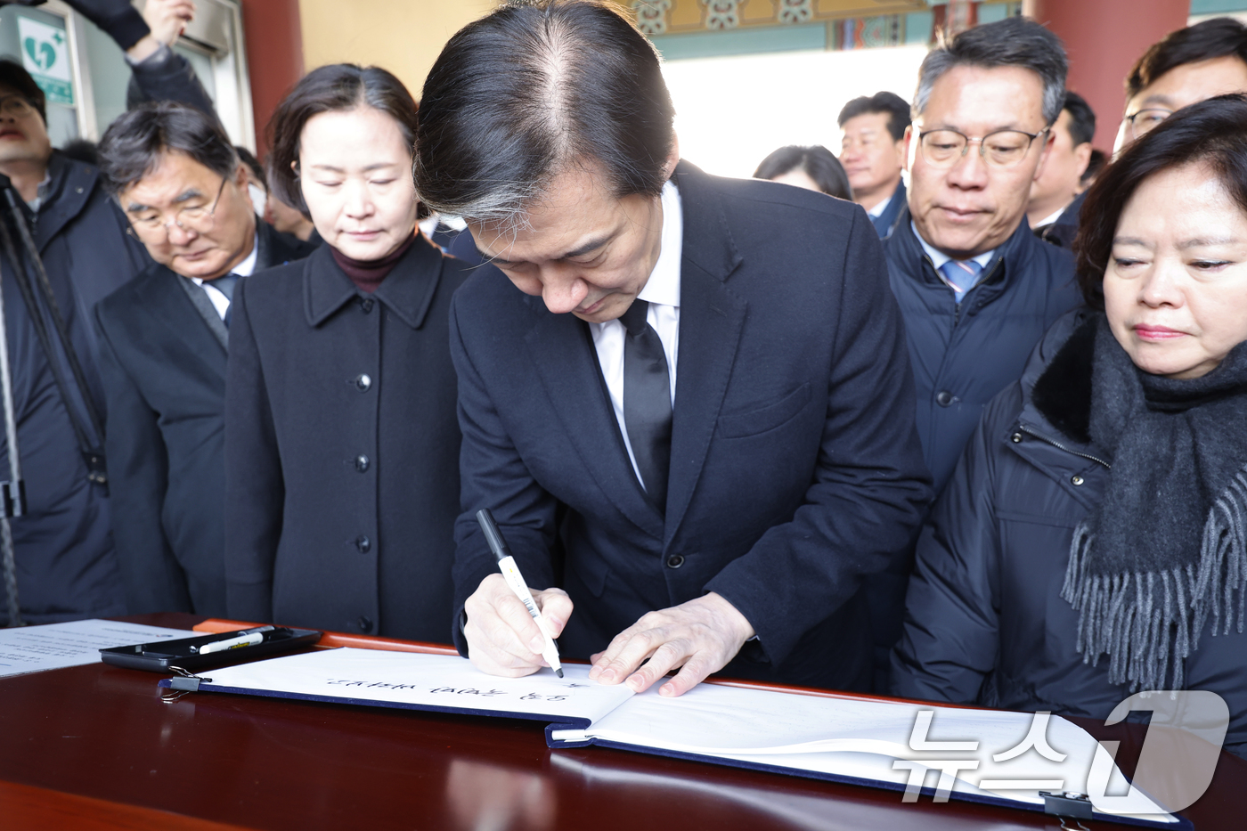 (광주=뉴스1) 김태성 기자 = 조국 조국혁신당 대표가 23일 광주 국립5.18민주묘역을 찾아 방명록을 쓰고 있다. 2026.1.23/뉴스1