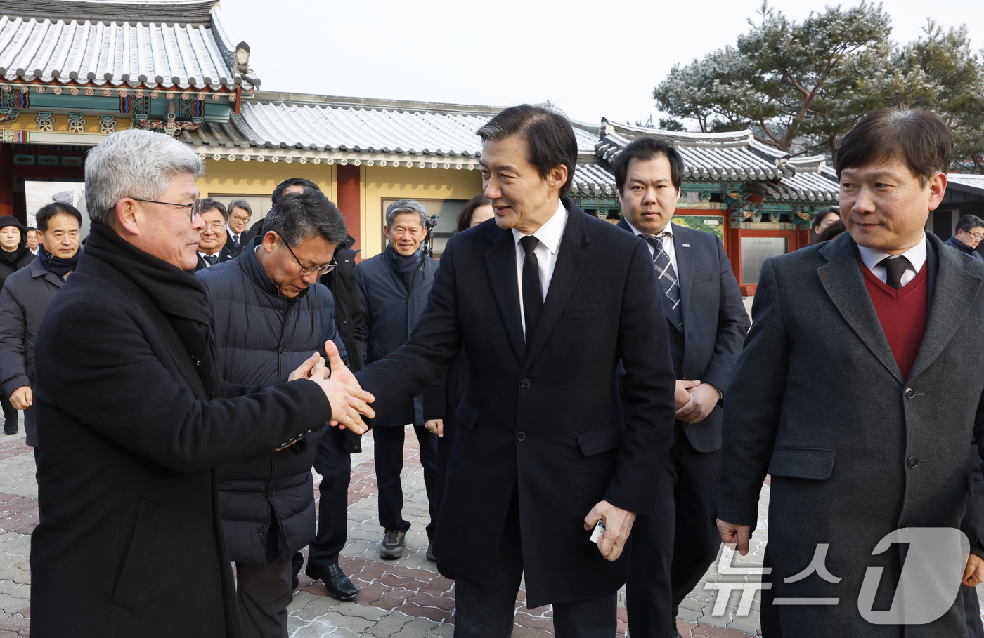 (광주=뉴스1) 김태성 기자 = 조국 조국혁신당 대표가 23일 광주 국립5.18민주묘역을 찾아 참배한후 김덕수 나주시장 출마자와 인사를 나누고 있다. 2026.1.23/뉴스1