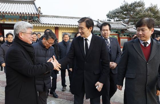 출마자와 인사나누는 조국 대표