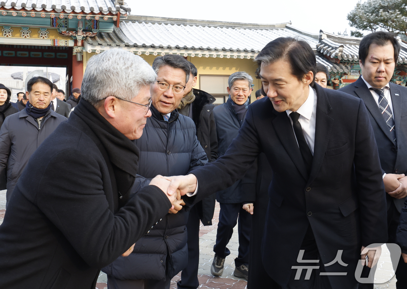 (광주=뉴스1) 김태성 기자 = 조국 조국혁신당 대표가 23일 광주 국립5.18민주묘역을 찾아 참배한후 김덕수 나주시장 출마자와 인사를 나누고 있다. 2026.1.23/뉴스1