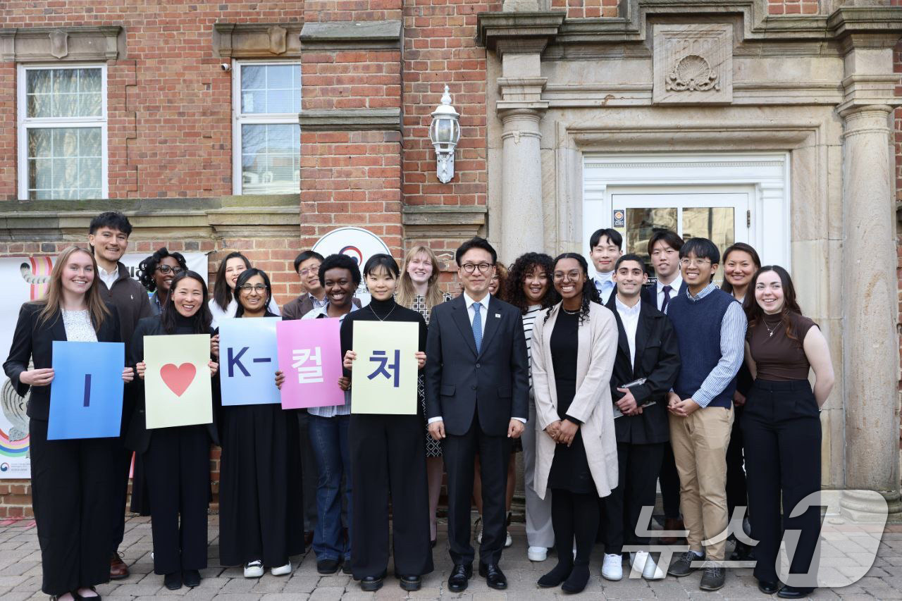 (서울=뉴스1) 임세영 기자 = 김민석 국무총리가 22일(현지시간) 미국 워싱턴 한국문화원 앞에서 미국 청년과 함께하는 한국문화 간담회를 마치고 기념촬영을 하고 있다. (총리실 제 …