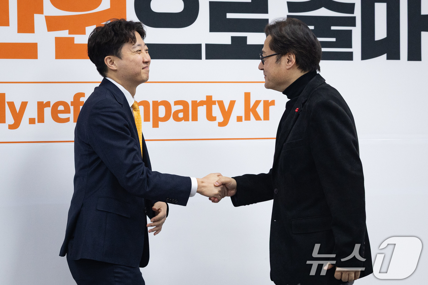 (서울=뉴스1) 유승관 기자 = 이준석 개혁신당 대표가 23일 서울 여의도 국회에서 홍익표 청와대 정무수석을 접견하고 있다. 2026.1.23/뉴스1