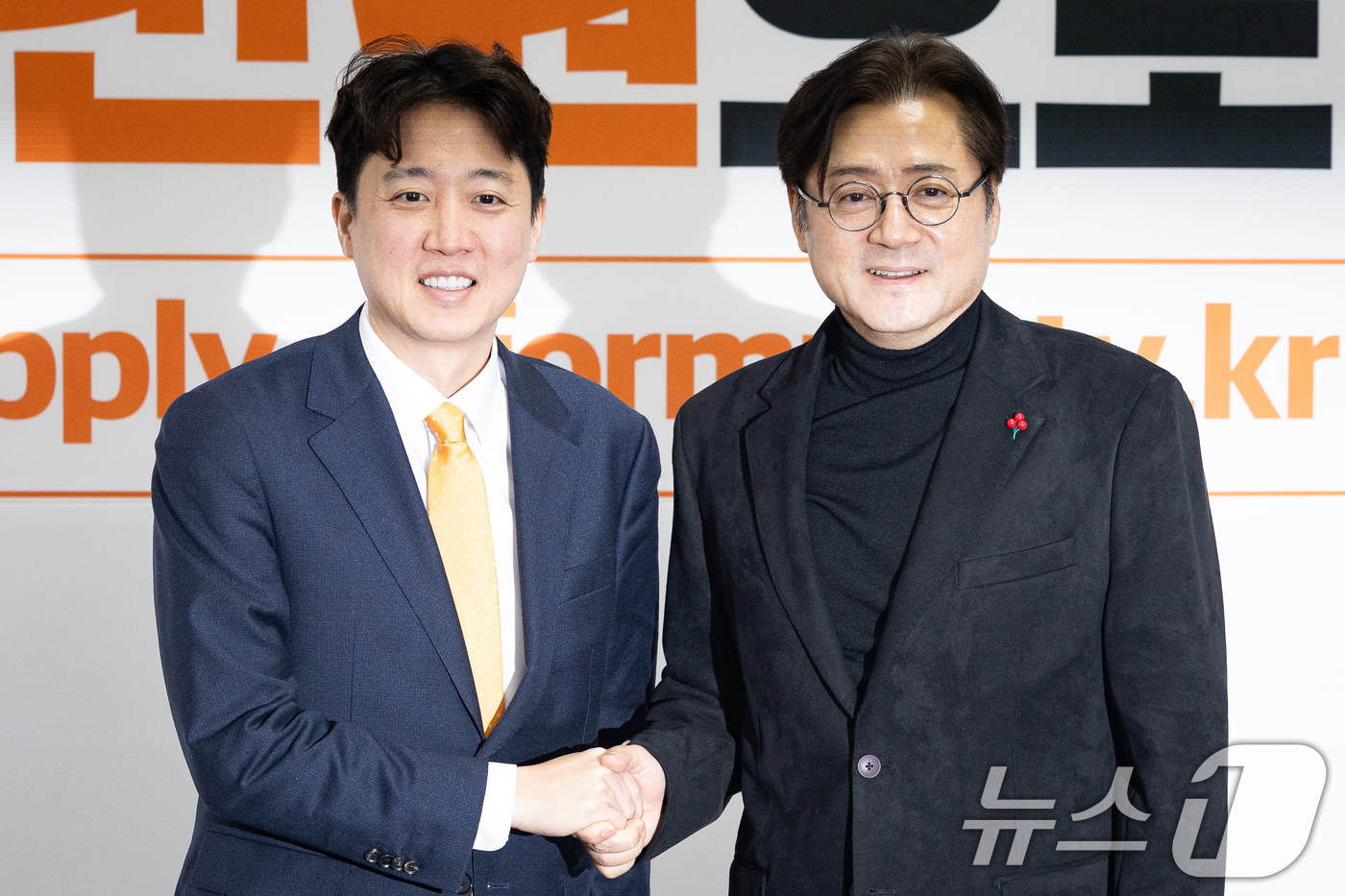 (서울=뉴스1) 유승관 기자 = 이준석 개혁신당 대표가 23일 서울 여의도 국회에서 홍익표 청와대 정무수석을 접견, 기념 촬영을 하고 있다. 2026.1.23/뉴스1