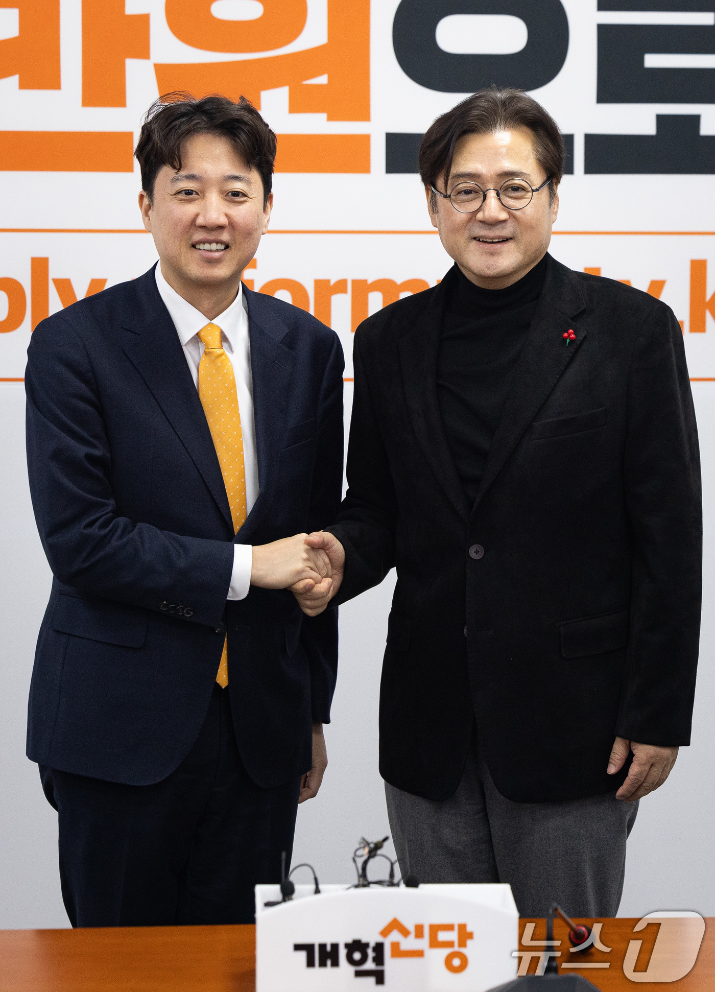 (서울=뉴스1) 유승관 기자 = 이준석 개혁신당 대표가 23일 서울 여의도 국회에서 홍익표 청와대 정무수석을 접견, 기념 촬영을 하고 있다. 2026.1.23/뉴스1