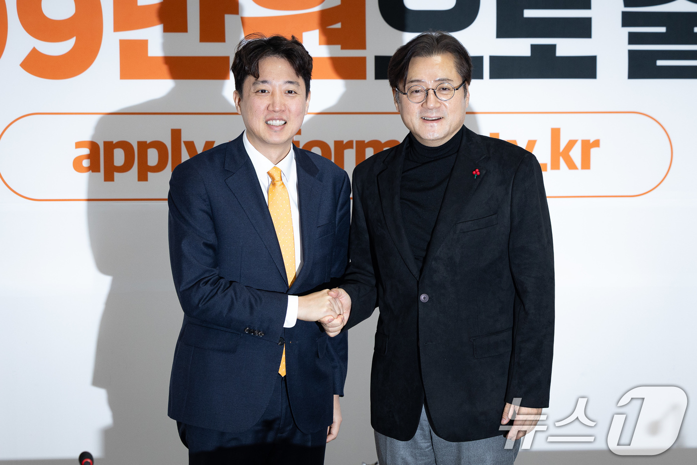 (서울=뉴스1) 유승관 기자 = 이준석 개혁신당 대표가 23일 서울 여의도 국회에서 홍익표 청와대 정무수석을 접견, 기념 촬영을 하고 있다. 2026.1.23/뉴스1