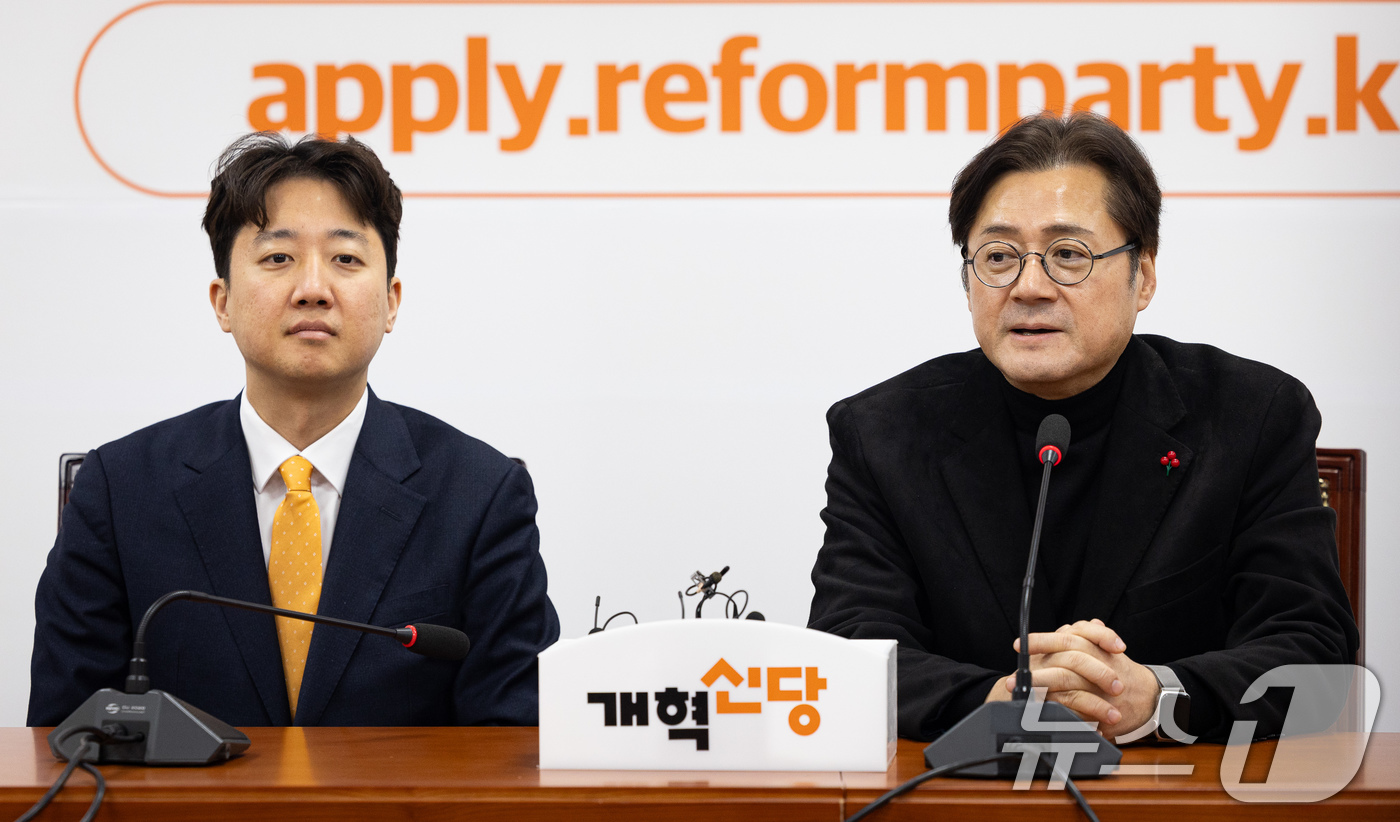 (서울=뉴스1) 유승관 기자 = 홍익표 청와대 정무수석이 23일 서울 여의도 국회에서 이준석 개혁신당 대표를 예방하고 있다. 2026.1.23/뉴스1