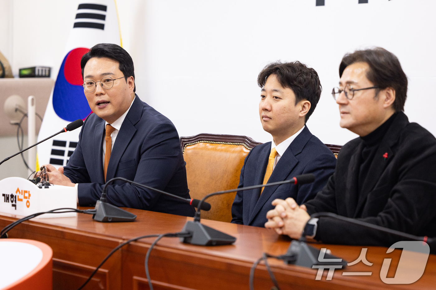 (서울=뉴스1) 유승관 기자 = 천하람 개혁신당 원내대표가 23일 서울 여의도 국회에서 홍익표 청와대 정무수석을 접견하고 있다. 2026.1.23/뉴스1