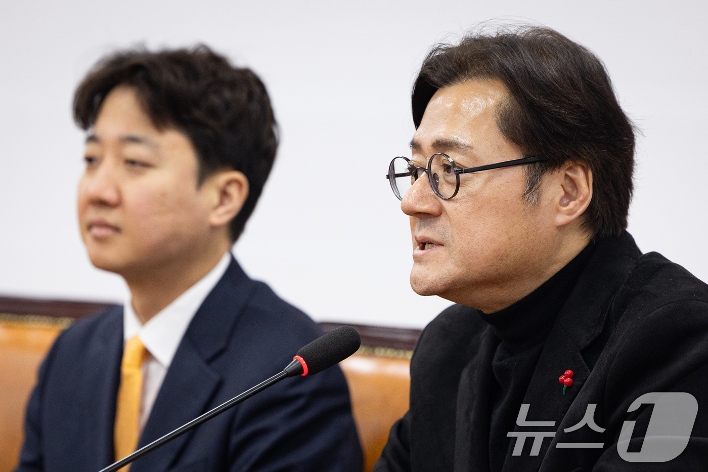 (서울=뉴스1) 유승관 기자 = 홍익표 청와대 정무수석이 23일 서울 여의도 국회에서 이준석 개혁신당 대표를 예방하고 있다. 2026.1.23/뉴스1