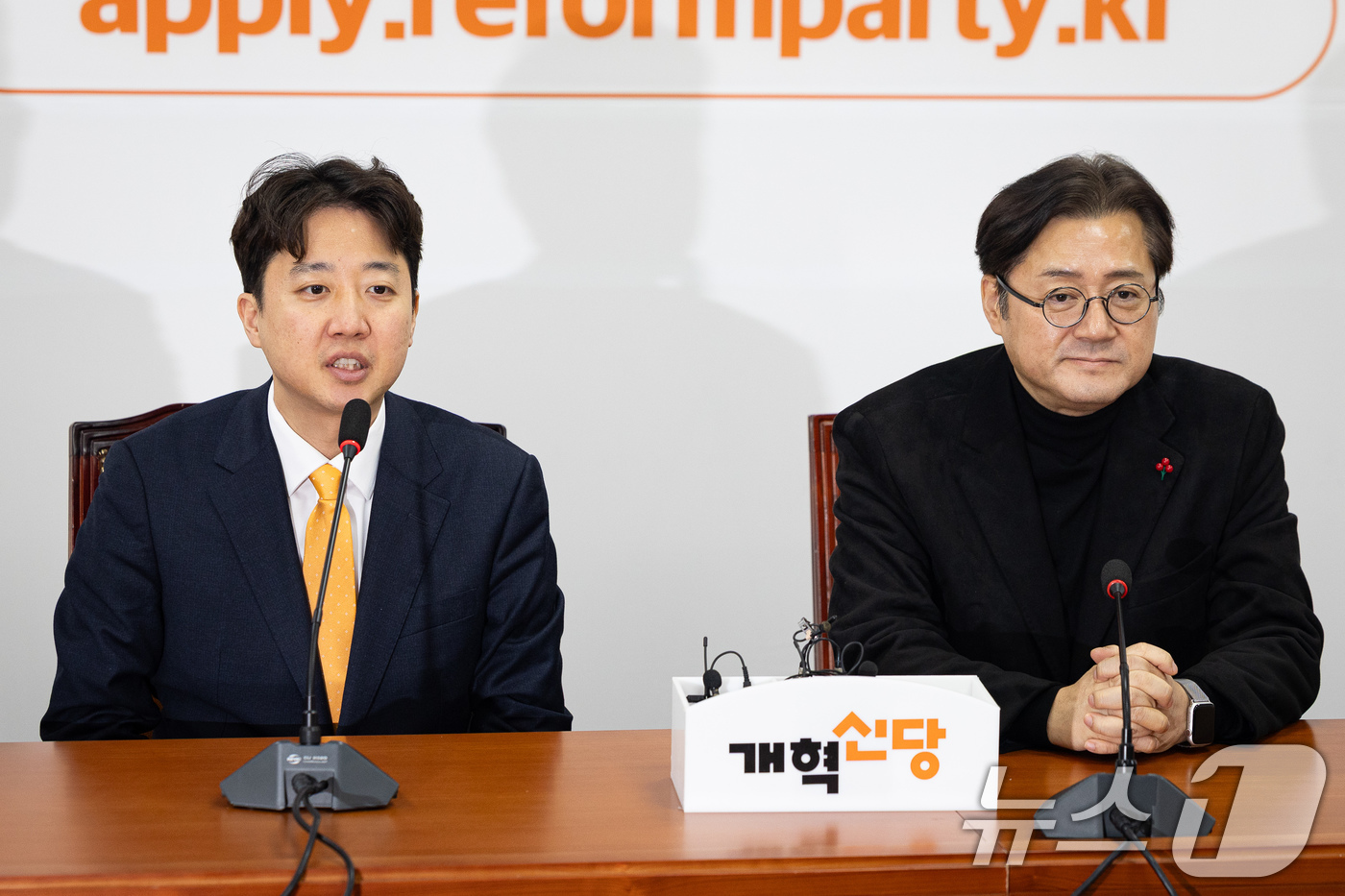 (서울=뉴스1) 유승관 기자 = 이준석 개혁신당 대표가 23일 서울 여의도 국회에서 홍익표 청와대 정무수석을 접견하고 있다. 2026.1.23/뉴스1