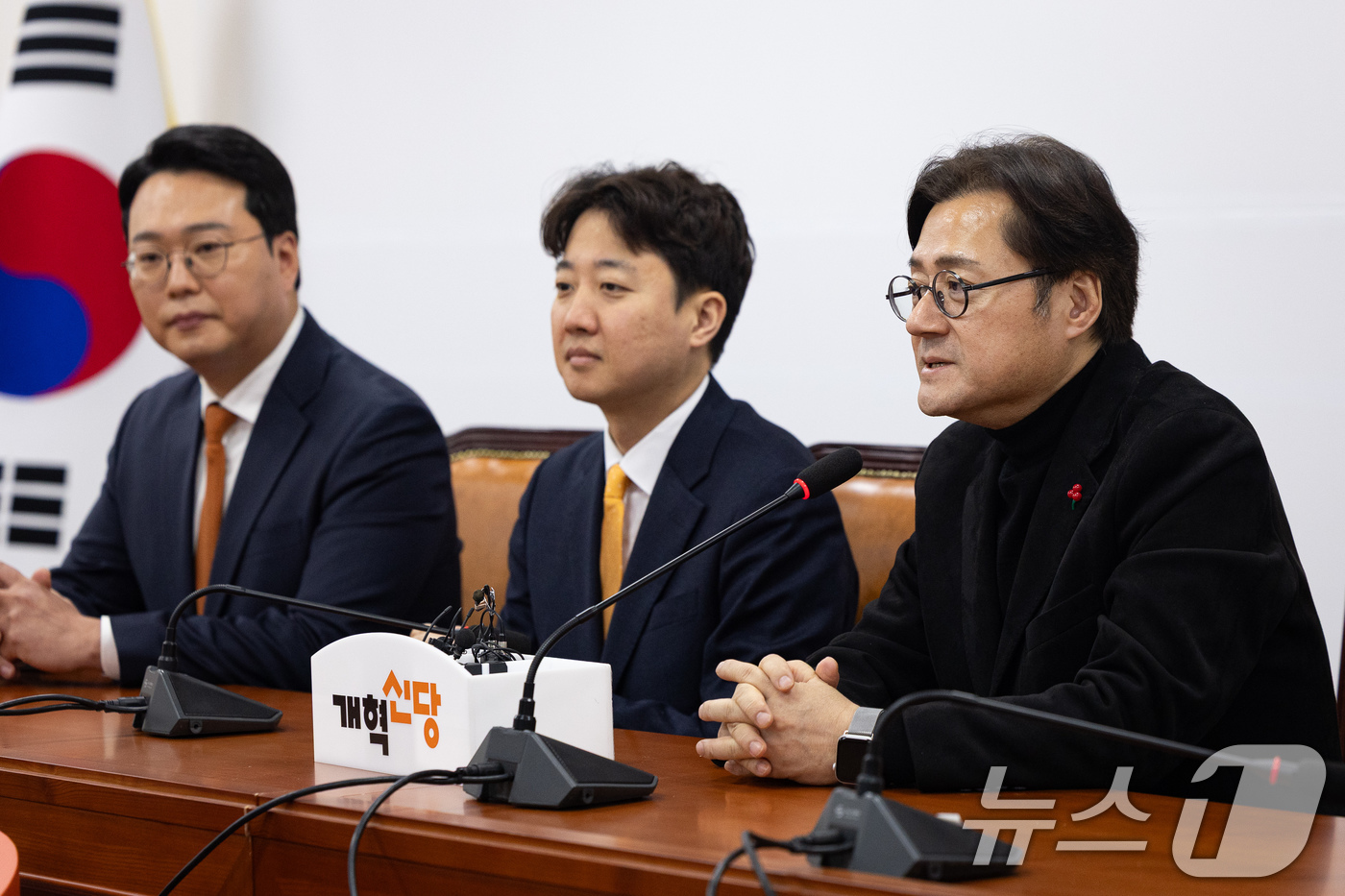 (서울=뉴스1) 유승관 기자 = 홍익표 청와대 정무수석이 23일 서울 여의도 국회에서 이준석 개혁신당 대표와 천하람 원내대표를 예방하고 있다. 2026.1.23/뉴스1