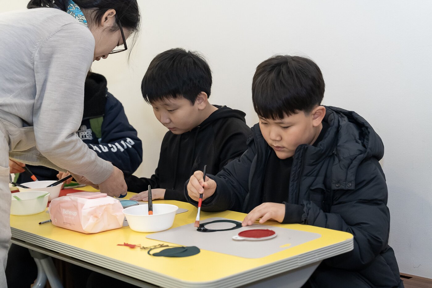본문 이미지 - 암행어사 마패 만들기 체험 행사 모습(국가유산청 제공)