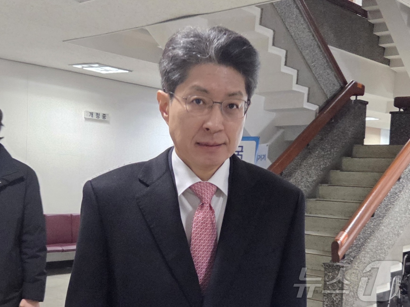 (대구=뉴스1) 이성덕 기자 = 23일 오전 공직선거법 위반 혐의로 기소된 정장수 전 대구시 경제부시장이 선고를 앞두고 대구지법 법정으로 향하고 있다. 2026.1.23/뉴스1