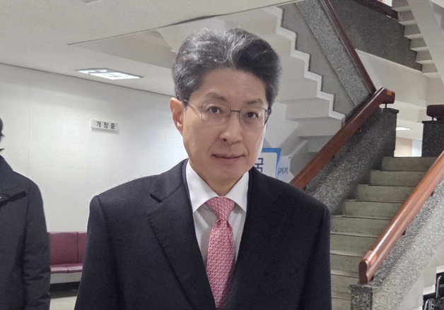 법정 향하는 정장수 전 대구시 경제부시장