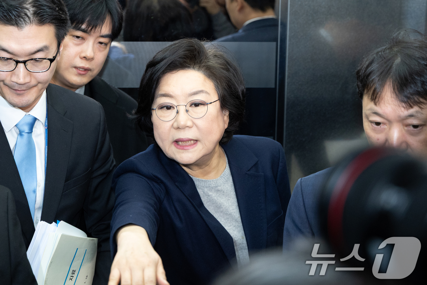 (서울=뉴스1) 이승배 기자 = 이혜훈 기획예산처 장관 후보자가 23일 서울 여의도 국회에서 열린 제431회국회(임시회) 재정경제기획위원회 인사청문회에 출석하기 위해 승강기에 탑승 …