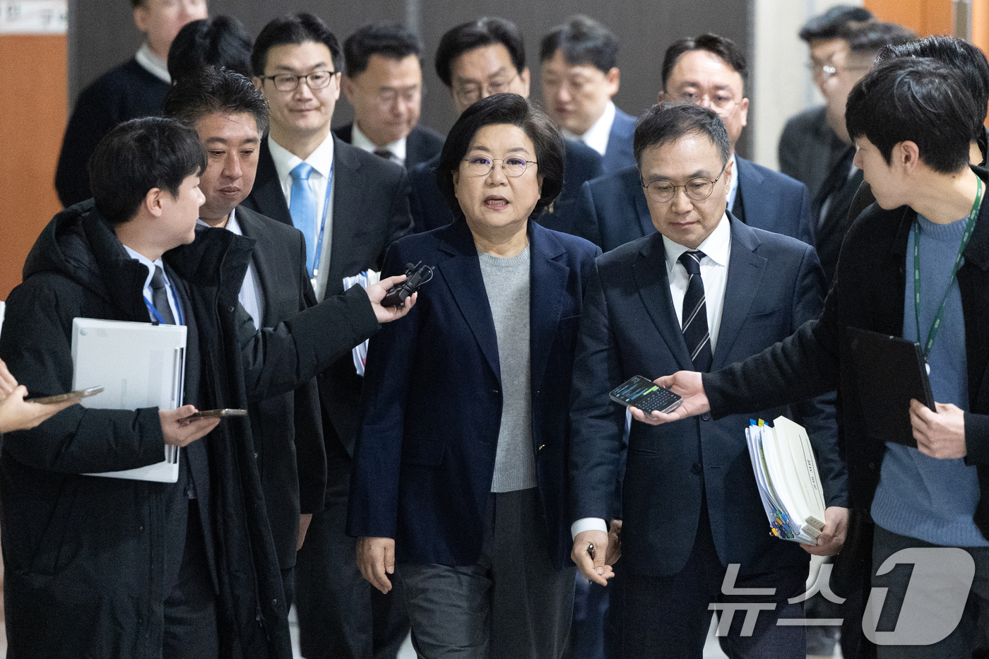 (서울=뉴스1) 이승배 기자 = 이혜훈 기획예산처 장관 후보자가 23일 서울 여의도 국회에서 열린 제431회국회(임시회) 재정경제기획위원회 인사청문회에 출석하며 취재진의 질문에 답 …