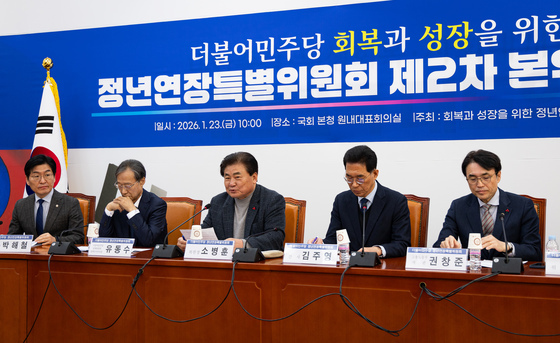 민주당, 정년 65세 논의 재개…노동계·재계 잇단 면담