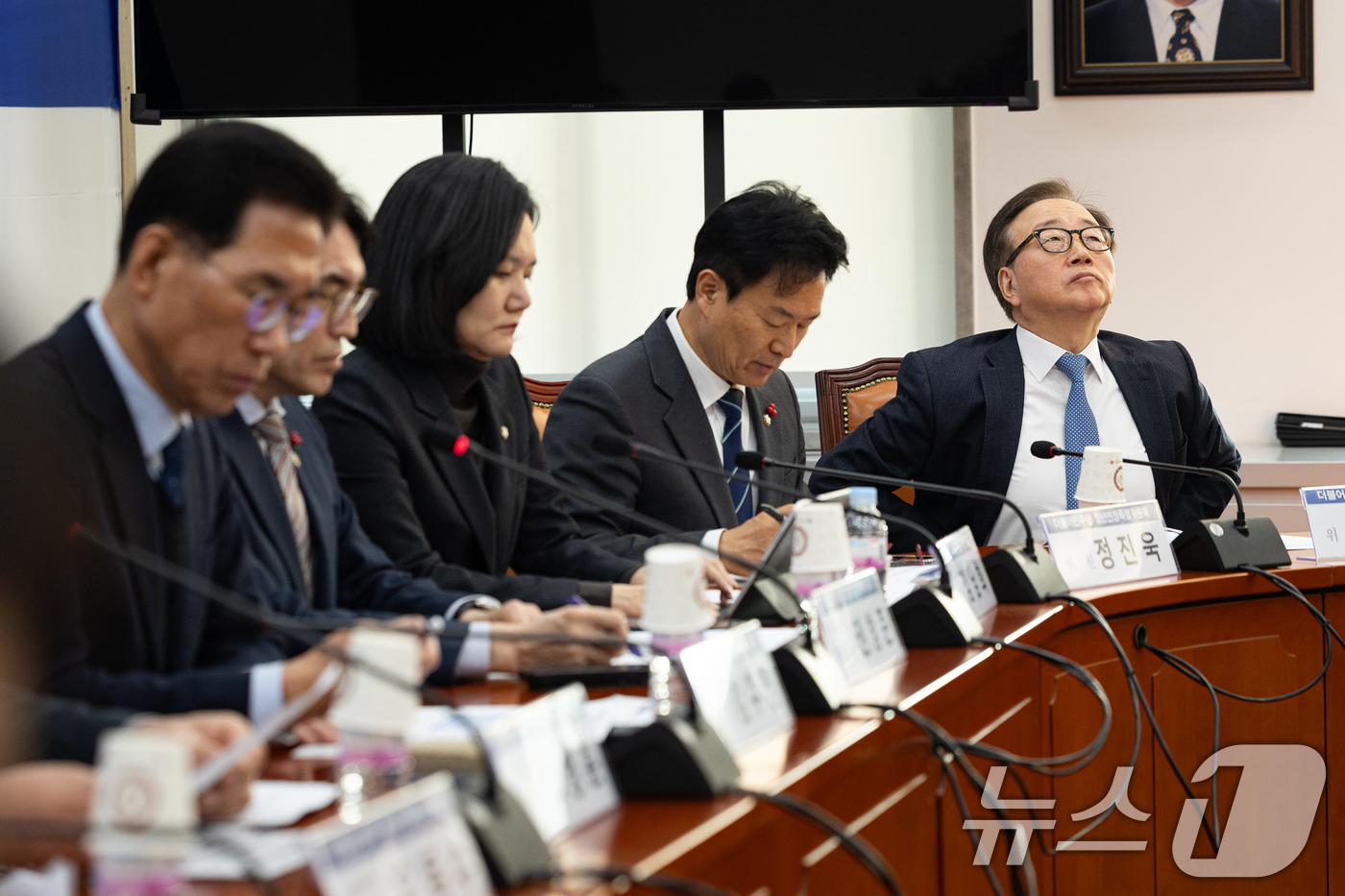 (서울=뉴스1) 유승관 기자 = 이동근 한국경영자총협회 상근부회장이 23일 서울 여의도 국회에서 열린 회복과 성장을 위한 정년연장특별위원회 제2차 본위원회의에서 소병훈 위원장의 모 …