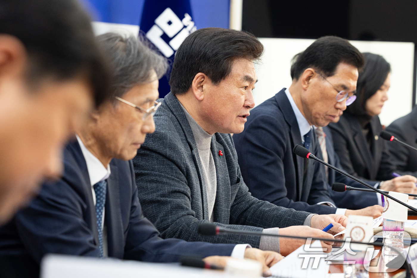 (서울=뉴스1) 유승관 기자 = 소병훈 더불어민주당 정년연장특별위원장이 23일 서울 여의도 국회에서 열린 회복과 성장을 위한 정년연장특별위원회 제2차 본위원회의에서 모두 발언을 하 …