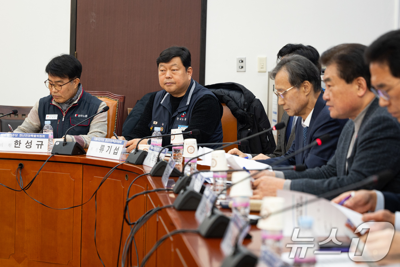 (서울=뉴스1) 유승관 기자 = 류기섭 한국노총 부위원장이 23일 서울 여의도 국회에서 열린 회복과 성장을 위한 정년연장특별위원회 제2차 본위원회의에서 소병훈 위원장의 모두 발언을 …