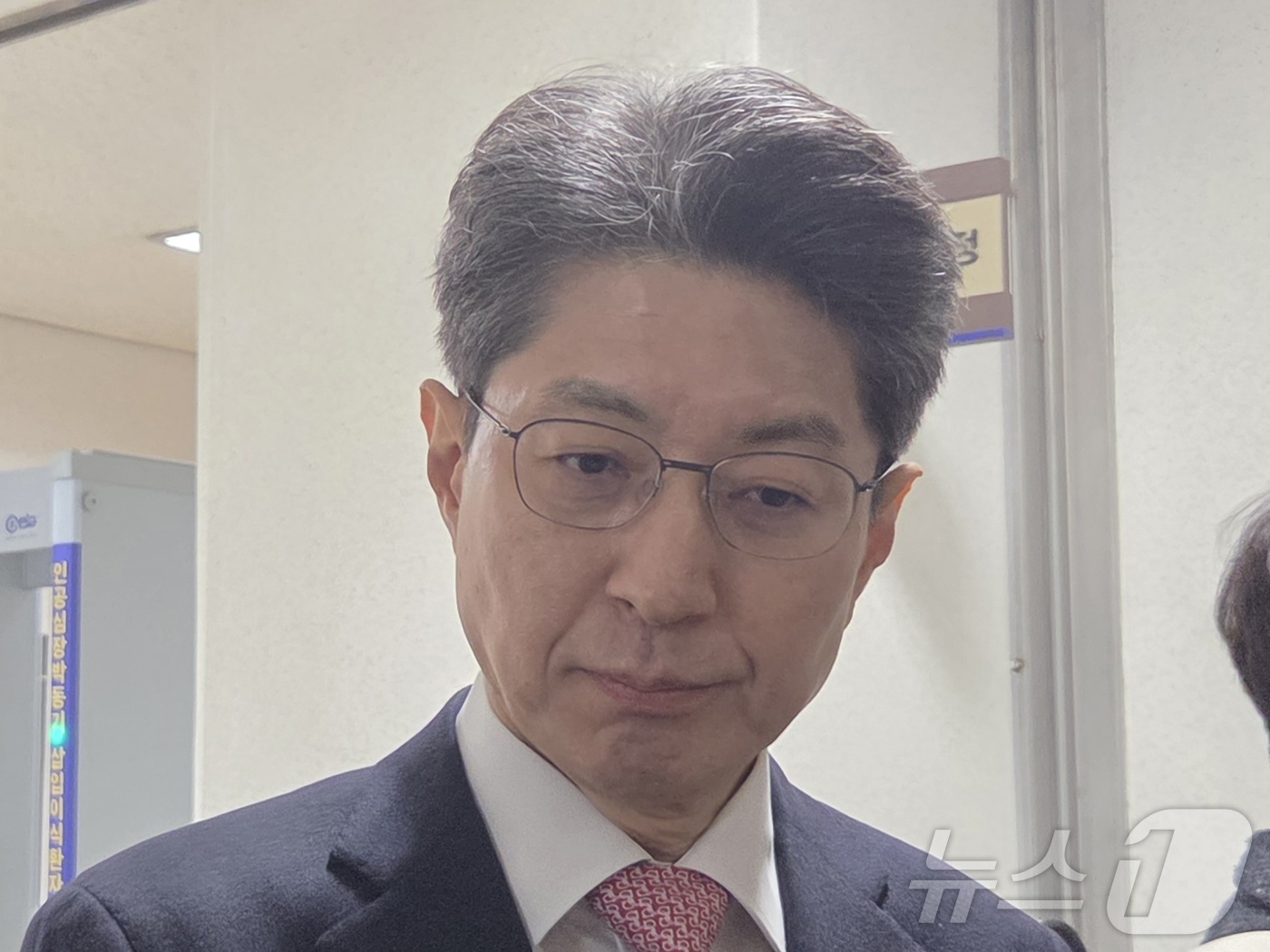 (대구=뉴스1) 이성덕 기자 = 23일 대구지법에서 공직선거법 위반 혐의로 불구속 기소된 정장수 전 대구시 경제부시장이 벌금 90만원을 선고 받은 뒤 언론 인터뷰를 하고 있다. 2 …