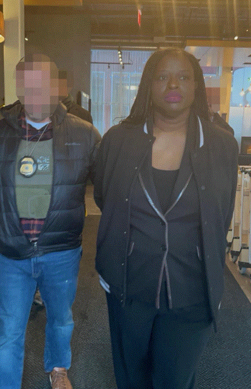 본문 이미지 - 크리스티 놈 국토안보부 장관이 내키마 레비 암스트롱의 사진. (놈 장관 소셜미디어 엑스 캡쳐)