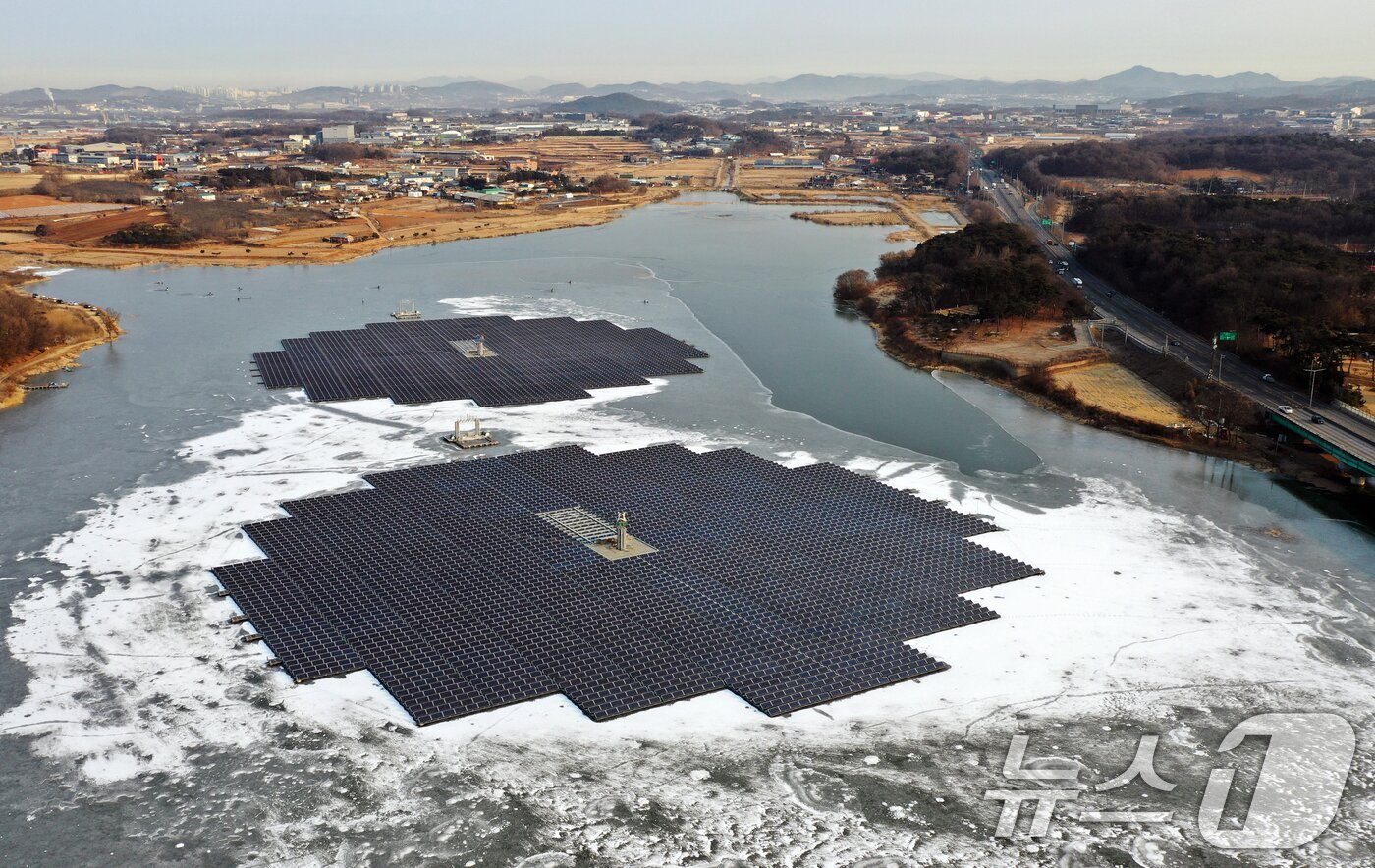 본문 이미지 - 연일 북극 한파가 지속되고 있는 23일 경기 화성시 멱우지에 설치된 수상태양광발전소 주변이 얼어 있다. 2026.1.23/뉴스1 ⓒ News1 김영운 기자
