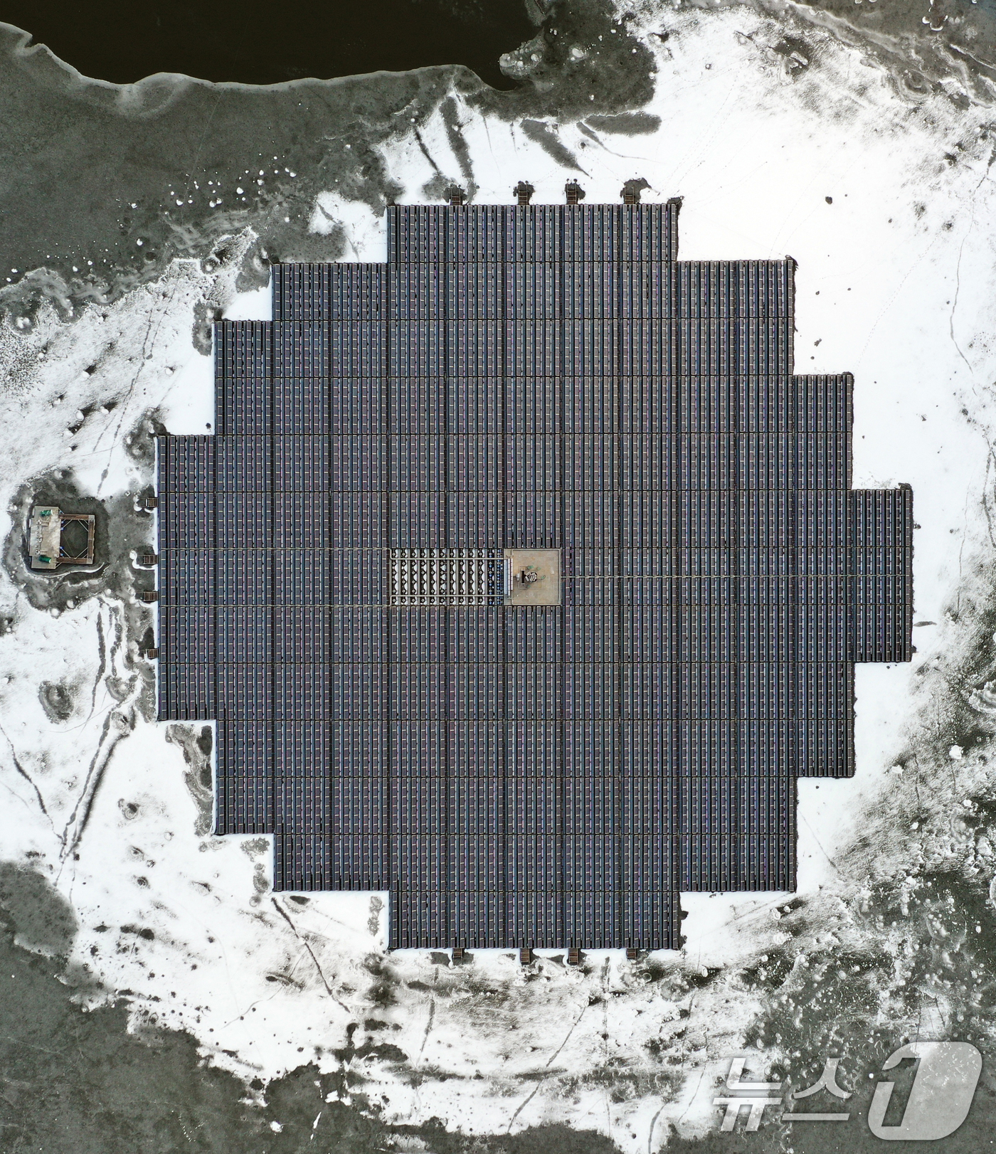 (화성=뉴스1) 김영운 기자 = 연일 북극 한파가 지속되고 있는 23일 경기 화성시 멱우지에 설치된 수상태양광발전소 주변이 얼어 있다. 2026.1.23/뉴스1