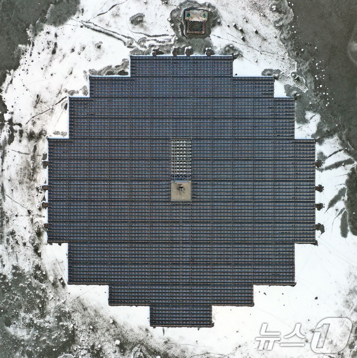 (화성=뉴스1) 김영운 기자 = 연일 북극 한파가 지속되고 있는 23일 경기 화성시 멱우지에 설치된 수상태양광발전소 주변이 얼어 있다. 2026.1.23/뉴스1