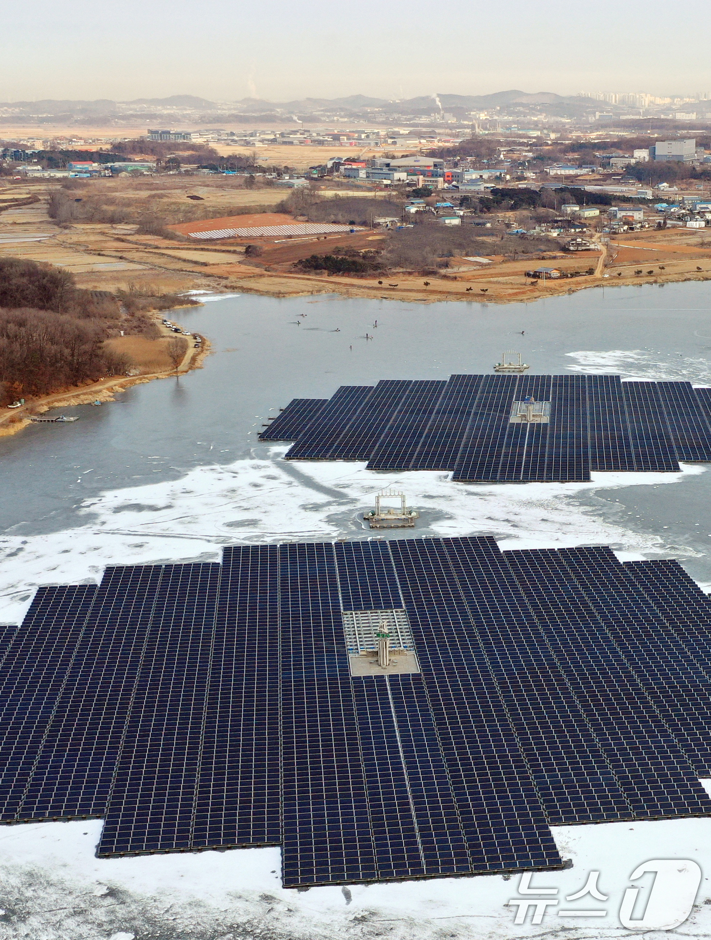 (화성=뉴스1) 김영운 기자 = 연일 북극 한파가 지속되고 있는 23일 경기 화성시 멱우지에 설치된 수상태양광발전소 주변이 얼어 있다. 2026.1.23/뉴스1