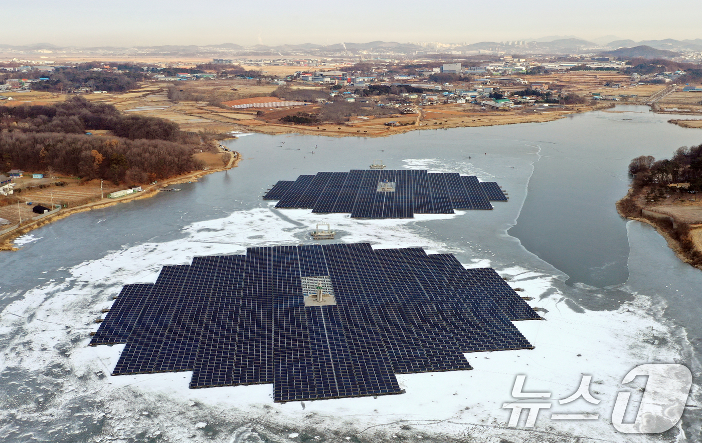(화성=뉴스1) 김영운 기자 = 연일 북극 한파가 지속되고 있는 23일 경기 화성시 멱우지에 설치된 수상태양광발전소 주변이 얼어 있다. 2026.1.23/뉴스1