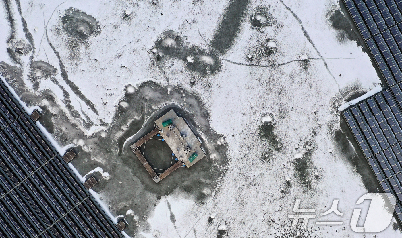 (화성=뉴스1) 김영운 기자 = 연일 북극 한파가 지속되고 있는 23일 경기 화성시 멱우지에 설치된 수상태양광발전소 주변이 얼어 있다. 2026.1.23/뉴스1
