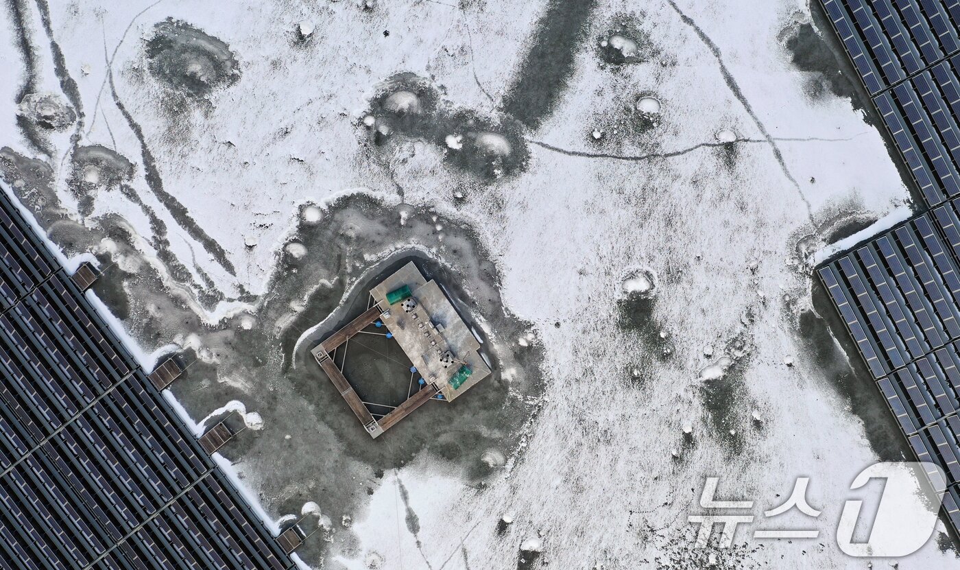 본문 이미지 - 연일 북극 한파가 지속되고 있는 23일 경기 화성시 멱우지에 설치된 수상태양광발전소 주변이 얼어 있다. 2026.1.23/뉴스1 ⓒ News1 김영운 기자