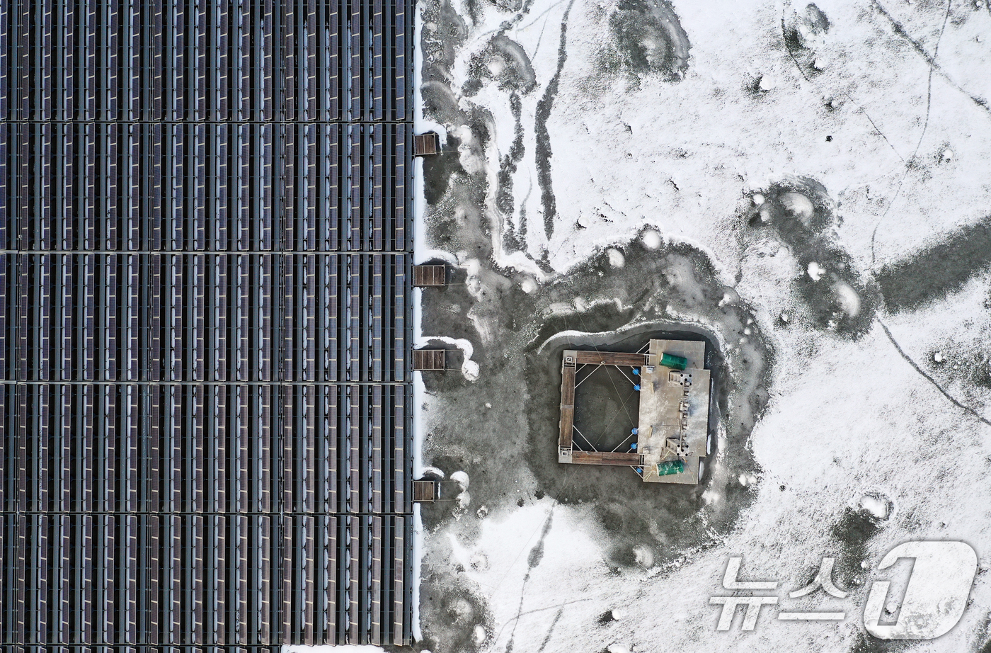 (화성=뉴스1) 김영운 기자 = 연일 북극 한파가 지속되고 있는 23일 경기 화성시 멱우지에 설치된 수상태양광발전소 주변이 얼어 있다. 2026.1.23/뉴스1