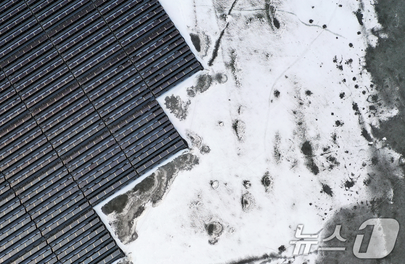 (화성=뉴스1) 김영운 기자 = 연일 북극 한파가 지속되고 있는 23일 경기 화성시 멱우지에 설치된 수상태양광발전소 주변이 얼어 있다. 2026.1.23/뉴스1