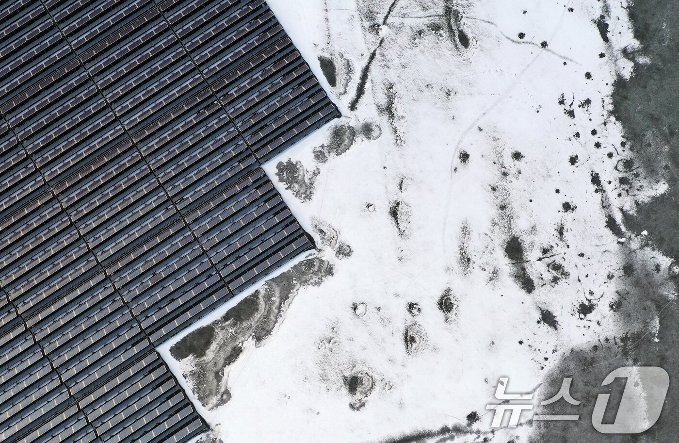 본문 이미지 - 연일 북극 한파가 지속되고 있는 23일 경기 화성시 멱우지에 설치된 수상태양광발전소 주변이 얼어 있다. 2026.1.23/뉴스1 ⓒ News1 김영운 기자