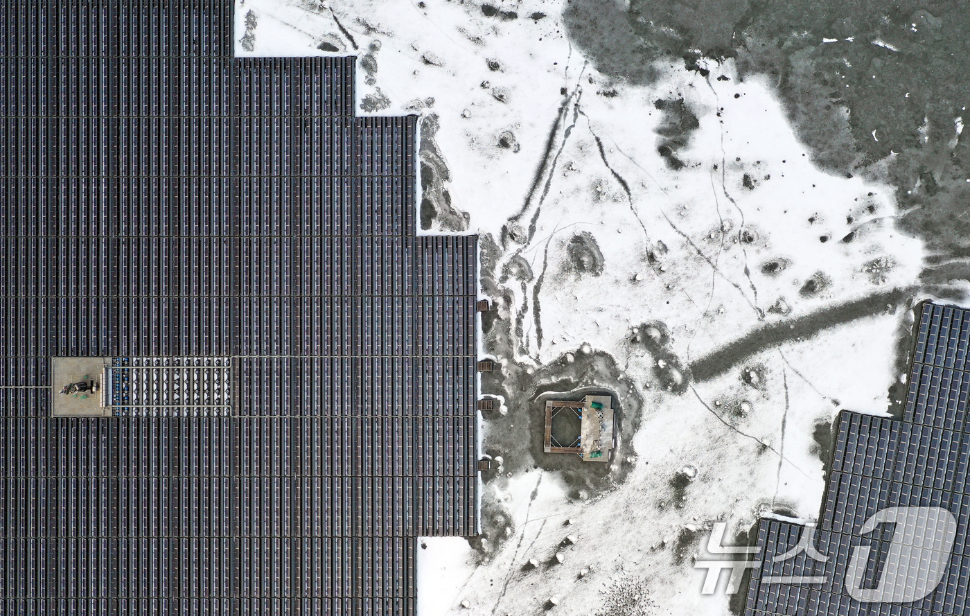 (화성=뉴스1) 김영운 기자 = 연일 북극 한파가 지속되고 있는 23일 경기 화성시 멱우지에 설치된 수상태양광발전소 주변이 얼어 있다. 2026.1.23/뉴스1