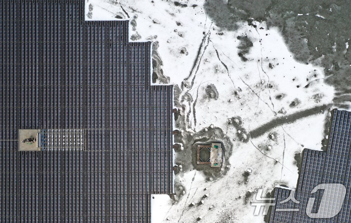 본문 이미지 - 연일 북극 한파가 지속되고 있는 23일 경기 화성시 멱우지에 설치된 수상태양광발전소 주변이 얼어 있다. 2026.1.23/뉴스1 ⓒ News1 김영운 기자