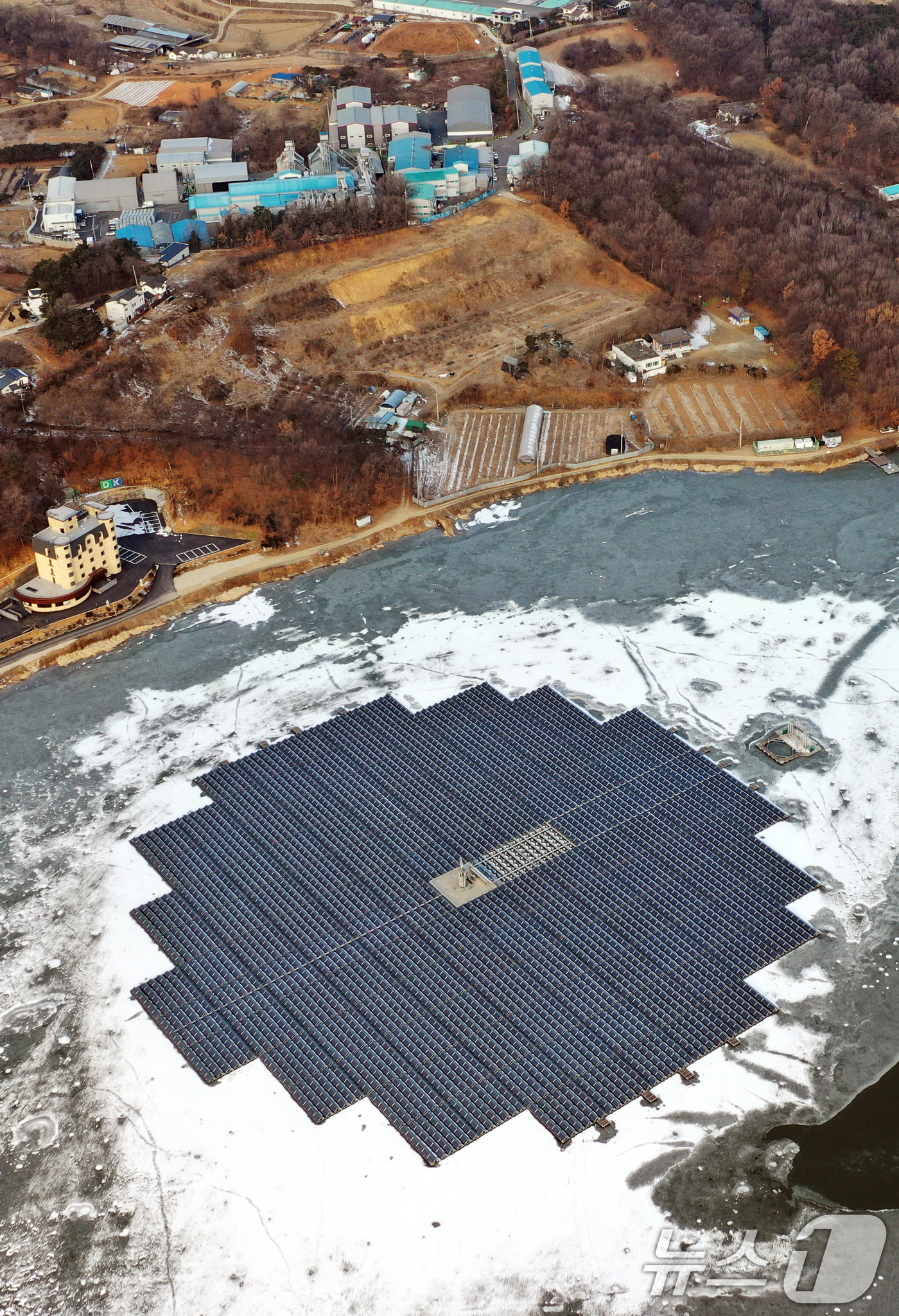 (화성=뉴스1) 김영운 기자 = 연일 북극 한파가 지속되고 있는 23일 경기 화성시 멱우지에 설치된 수상태양광발전소 주변이 얼어 있다. 2026.1.23/뉴스1