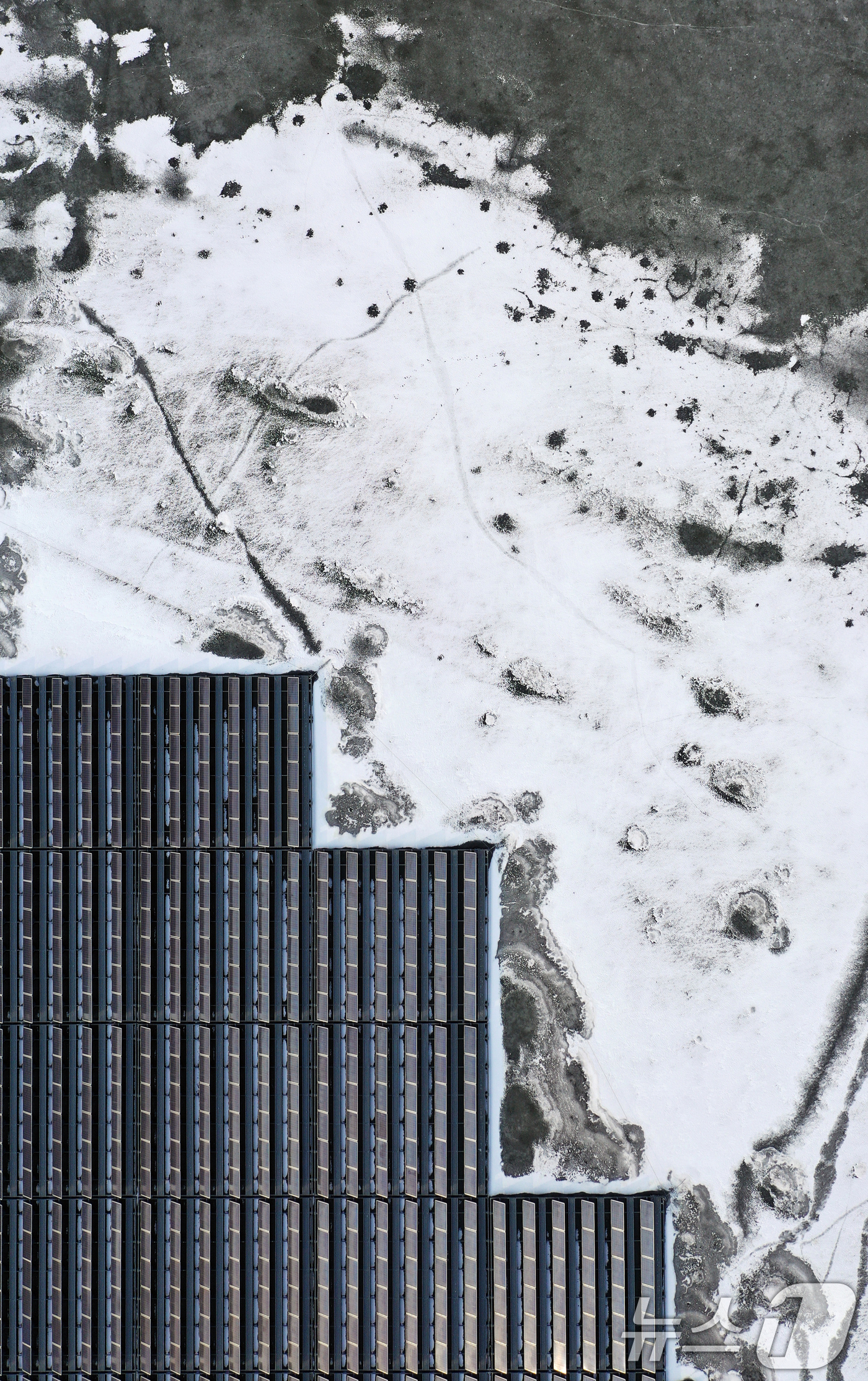 (화성=뉴스1) 김영운 기자 = 연일 북극 한파가 지속되고 있는 23일 경기 화성시 멱우지에 설치된 수상태양광발전소 주변이 얼어 있다. 2026.1.23/뉴스1